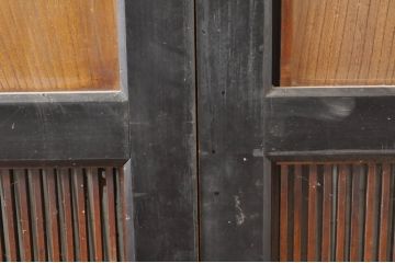 アンティーク建具　鏡板　欅(ケヤキ)材　風情のある佇まいが魅力的な幅広格子帯戸2枚セット(引き戸、格子戸)(R-073572)