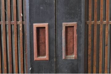 アンティーク建具　鏡板　欅(ケヤキ)材　風情のある佇まいが魅力的な幅広格子帯戸2枚セット(引き戸、格子戸)(R-073572)