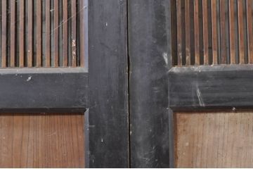 アンティーク建具　鏡板　欅(ケヤキ)材　風情のある佇まいが魅力的な幅広格子帯戸2枚セット(引き戸、格子戸)(R-073572)