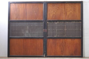 アンティーク建具　鏡板　欅(ケヤキ)材　風情のある佇まいが魅力的な幅広格子帯戸2枚セット(引き戸、格子戸)(R-073572)