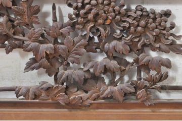 アンティーク建具　井波彫刻　横山一夢　一夢刀　欅(ケヤキ)材　力強い菊の図柄が美しい彫刻欄間2枚セット(明り取り、明かり取り、在銘あり)(R-073600)