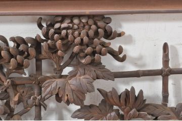 アンティーク建具　井波彫刻　横山一夢　一夢刀　欅(ケヤキ)材　力強い菊の図柄が美しい彫刻欄間2枚セット(明り取り、明かり取り、在銘あり)(R-073600)