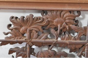 アンティーク建具　井波彫刻　横山一夢　一夢刀　欅(ケヤキ)材　力強い菊の図柄が美しい彫刻欄間2枚セット(明り取り、明かり取り、在銘あり)(R-073600)