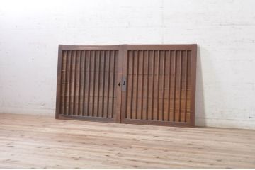 アンティーク建具　欅(ケヤキ)材枠　和の空間を演出する縦桟板戸窓2枚セット(引き戸、格子戸)(R-073610)
