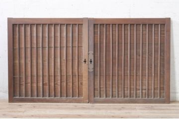 アンティーク建具　欅(ケヤキ)材枠　和の空間を演出する縦桟板戸窓2枚セット(引き戸、格子戸)(R-073611)