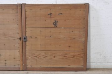 アンティーク建具　欅(ケヤキ)材枠　和の空間を演出する縦桟板戸窓2枚セット(引き戸、格子戸)(R-073611)