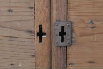 アンティーク建具　欅(ケヤキ)材枠　和の空間を演出する縦桟板戸窓2枚セット(引き戸、格子戸)(R-073611)