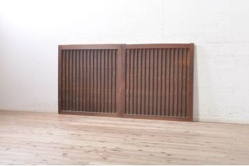アンティーク建具　欅(ケヤキ)材枠　和の空間を演出する縦桟板戸窓2枚セット(引き戸、格子戸)(R-073612)