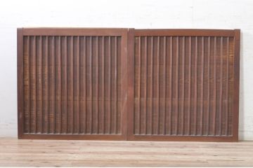 アンティーク建具　欅(ケヤキ)材枠　和の空間を演出する縦桟板戸窓2枚セット(引き戸、格子戸)(R-073612)