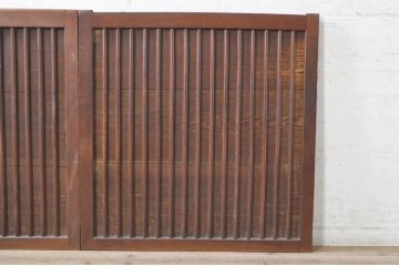 アンティーク建具　欅(ケヤキ)材枠　和の空間を演出する縦桟板戸窓2枚セット(引き戸、格子戸)(R-073612)
