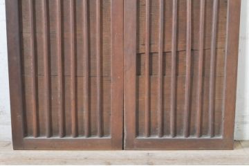 アンティーク建具　欅(ケヤキ)材枠　和の空間を演出する縦桟板戸窓2枚セット(引き戸、格子戸)(R-073613)