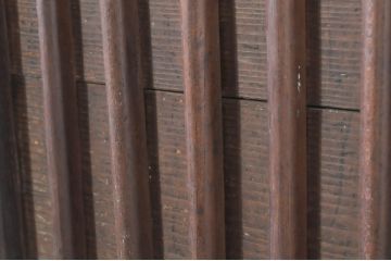アンティーク建具　欅(ケヤキ)材枠　和の空間を演出する縦桟板戸窓2枚セット(引き戸、格子戸)(R-073613)