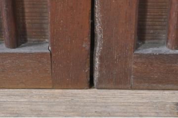 アンティーク建具　欅(ケヤキ)材枠　和の空間を演出する縦桟板戸窓2枚セット(引き戸、格子戸)(R-073613)