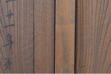アンティーク建具　総欅(ケヤキ)材　経年を感じさせる木味が魅力の板戸窓2枚セット(引き戸)(R-073615)