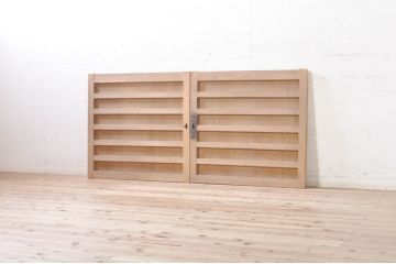 アンティーク建具　檜(ヒノキ)材　明るい木味であたたかな空間を演出する横桟板戸窓2枚セット(舞良戸、引き戸、まいらど)(R-073617)