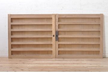アンティーク建具　檜(ヒノキ)材　明るい木味であたたかな空間を演出する横桟板戸窓2枚セット(舞良戸、引き戸、まいらど)(R-073617)