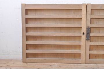アンティーク建具　檜(ヒノキ)材　明るい木味であたたかな空間を演出する横桟板戸窓2枚セット(舞良戸、引き戸、まいらど)(R-073617)