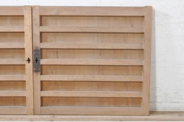 アンティーク建具　檜(ヒノキ)材　明るい木味であたたかな空間を演出する横桟板戸窓2枚セット(舞良戸、引き戸、まいらど)(R-073617)