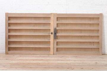 アンティーク建具　檜(ヒノキ)材　明るい木味であたたかな空間を演出する横桟板戸窓2枚セット(舞良戸、引き戸、まいらど)(R-073618)
