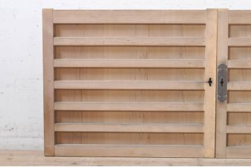 アンティーク建具　檜(ヒノキ)材　明るい木味であたたかな空間を演出する横桟板戸窓2枚セット(舞良戸、引き戸、まいらど)(R-073618)