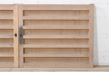アンティーク建具　檜(ヒノキ)材　明るい木味であたたかな空間を演出する横桟板戸窓2枚セット(舞良戸、引き戸、まいらど)(R-073618)