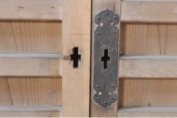 アンティーク建具　檜(ヒノキ)材　明るい木味であたたかな空間を演出する横桟板戸窓2枚セット(舞良戸、引き戸、まいらど)(R-073618)