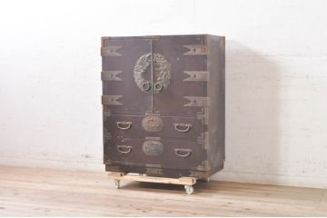 和製アンティーク　龍の金具!!　総欅(ケヤキ)材　手打ち金具　木地呂塗り　趣のある佇まいが魅力の観音開き仙台帳場箪笥(仙台箪笥、時代箪笥、観音箪笥、収納棚、戸棚、整理タンス、収納たんす、引き出し)(R-073623)