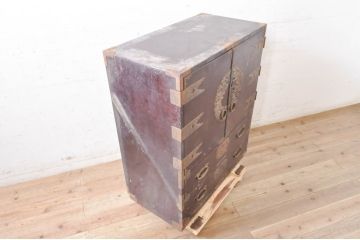 和製アンティーク　龍の金具!!　総欅(ケヤキ)材　手打ち金具　木地呂塗り　趣のある佇まいが魅力の観音開き仙台帳場箪笥(仙台箪笥、時代箪笥、観音箪笥、収納棚、戸棚、整理タンス、収納たんす、引き出し)(R-073623)