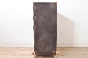 和製アンティーク　龍の金具!!　総欅(ケヤキ)材　手打ち金具　木地呂塗り　趣のある佇まいが魅力の観音開き仙台帳場箪笥(仙台箪笥、時代箪笥、観音箪笥、収納棚、戸棚、整理タンス、収納たんす、引き出し)(R-073623)