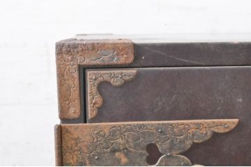 和製アンティーク　龍の金具!!　総欅(ケヤキ)材　手打ち金具　木地呂塗り　趣のある佇まいが魅力の観音開き仙台帳場箪笥(仙台箪笥、時代箪笥、観音箪笥、収納棚、戸棚、整理タンス、収納たんす、引き出し)(R-073623)