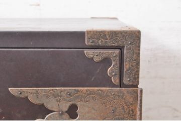 和製アンティーク　龍の金具!!　総欅(ケヤキ)材　手打ち金具　木地呂塗り　趣のある佇まいが魅力の観音開き仙台帳場箪笥(仙台箪笥、時代箪笥、観音箪笥、収納棚、戸棚、整理タンス、収納たんす、引き出し)(R-073623)