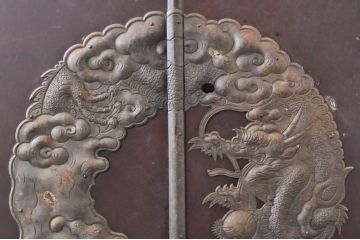 和製アンティーク　龍の金具!!　総欅(ケヤキ)材　手打ち金具　木地呂塗り　趣のある佇まいが魅力の観音開き仙台帳場箪笥(仙台箪笥、時代箪笥、観音箪笥、収納棚、戸棚、整理タンス、収納たんす、引き出し)(R-073623)