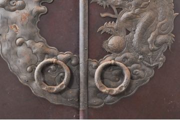 和製アンティーク　龍の金具!!　総欅(ケヤキ)材　手打ち金具　木地呂塗り　趣のある佇まいが魅力の観音開き仙台帳場箪笥(仙台箪笥、時代箪笥、観音箪笥、収納棚、戸棚、整理タンス、収納たんす、引き出し)(R-073623)