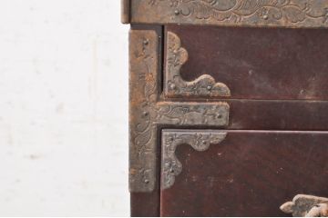 和製アンティーク　龍の金具!!　総欅(ケヤキ)材　手打ち金具　木地呂塗り　趣のある佇まいが魅力の観音開き仙台帳場箪笥(仙台箪笥、時代箪笥、観音箪笥、収納棚、戸棚、整理タンス、収納たんす、引き出し)(R-073623)