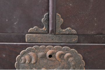 和製アンティーク　龍の金具!!　総欅(ケヤキ)材　手打ち金具　木地呂塗り　趣のある佇まいが魅力の観音開き仙台帳場箪笥(仙台箪笥、時代箪笥、観音箪笥、収納棚、戸棚、整理タンス、収納たんす、引き出し)(R-073623)