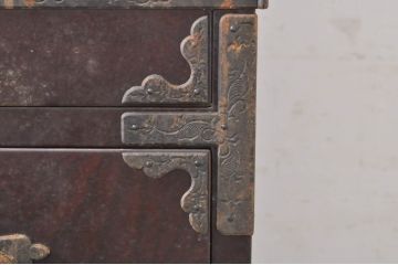 和製アンティーク　龍の金具!!　総欅(ケヤキ)材　手打ち金具　木地呂塗り　趣のある佇まいが魅力の観音開き仙台帳場箪笥(仙台箪笥、時代箪笥、観音箪笥、収納棚、戸棚、整理タンス、収納たんす、引き出し)(R-073623)