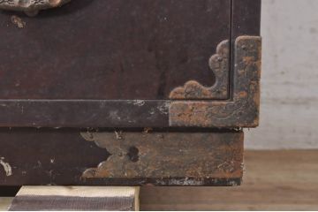 和製アンティーク　龍の金具!!　総欅(ケヤキ)材　手打ち金具　木地呂塗り　趣のある佇まいが魅力の観音開き仙台帳場箪笥(仙台箪笥、時代箪笥、観音箪笥、収納棚、戸棚、整理タンス、収納たんす、引き出し)(R-073623)