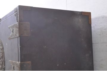 和製アンティーク　龍の金具!!　総欅(ケヤキ)材　手打ち金具　木地呂塗り　趣のある佇まいが魅力の観音開き仙台帳場箪笥(仙台箪笥、時代箪笥、観音箪笥、収納棚、戸棚、整理タンス、収納たんす、引き出し)(R-073623)