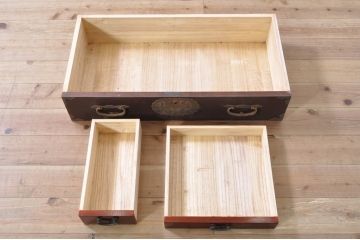 和製アンティーク　龍の金具!!　総欅(ケヤキ)材　手打ち金具　木地呂塗り　趣のある佇まいが魅力の観音開き仙台帳場箪笥(仙台箪笥、時代箪笥、観音箪笥、収納棚、戸棚、整理タンス、収納たんす、引き出し)(R-073623)