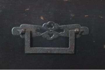 和製アンティーク　角手金具　黒漆塗り　歴史を感じさせる佇まいが魅力的な庄内箪笥(収納箪笥、和タンス、引き出し、サイドチェスト)(R-073624)