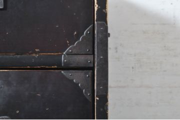 和製アンティーク　角手金具　黒漆塗り　歴史を感じさせる佇まいが魅力的な庄内箪笥(収納箪笥、和タンス、引き出し、サイドチェスト)(R-073624)