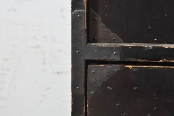 和製アンティーク　角手金具　黒漆塗り　歴史を感じさせる佇まいが魅力的な庄内箪笥(収納箪笥、和タンス、引き出し、サイドチェスト)(R-073624)