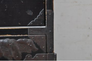 和製アンティーク　角手金具　黒漆塗り　歴史を感じさせる佇まいが魅力的な庄内箪笥(収納箪笥、和タンス、引き出し、サイドチェスト)(R-073624)