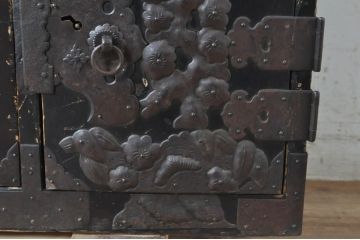 和製アンティーク　角手金具　黒漆塗り　歴史を感じさせる佇まいが魅力的な庄内箪笥(収納箪笥、和タンス、引き出し、サイドチェスト)(R-073624)