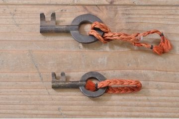 和製アンティーク　角手金具　黒漆塗り　歴史を感じさせる佇まいが魅力的な庄内箪笥(収納箪笥、和タンス、引き出し、サイドチェスト)(R-073624)