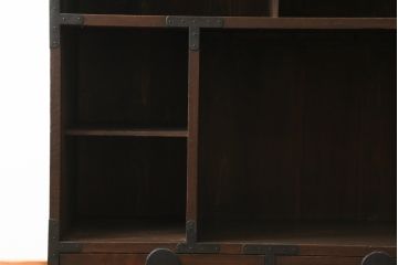 和製アンティーク　前面欅(ケヤキ)材　使い込まれた風合いが魅力的な収納箪笥(帳場箪笥、時代箪笥、収納棚、戸棚)(R-073625)