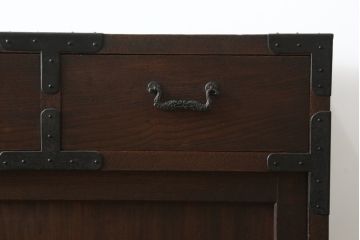 和製アンティーク　前面欅(ケヤキ)材　使い込まれた風合いが魅力的な収納箪笥(帳場箪笥、時代箪笥、収納棚、戸棚)(R-073625)