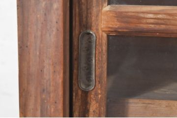 和製アンティーク　古い木味が素朴で懐かしい雰囲気を醸し出すガラス戸棚(収納棚、食器棚、飾り棚、キャビネット)(R-073628)
