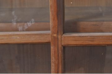 和製アンティーク　古い木味が素朴で懐かしい雰囲気を醸し出すガラス戸棚(収納棚、食器棚、飾り棚、キャビネット)(R-073630)