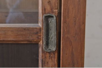 和製アンティーク　古い木味が素朴で懐かしい雰囲気を醸し出すガラス戸棚(収納棚、食器棚、飾り棚、キャビネット)(R-073630)